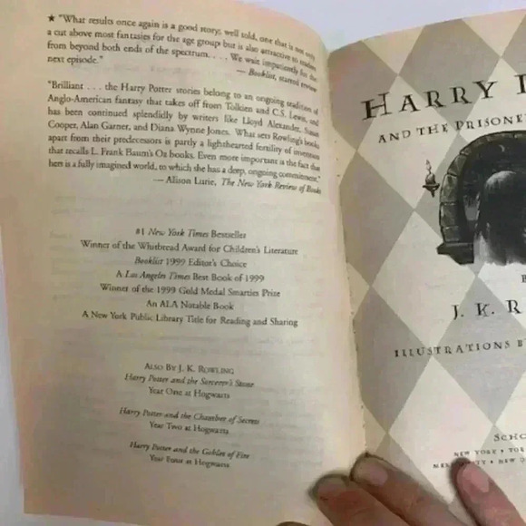 Harry Potter and the Prisoner of Azkaban  Book - Picture 3 of 5